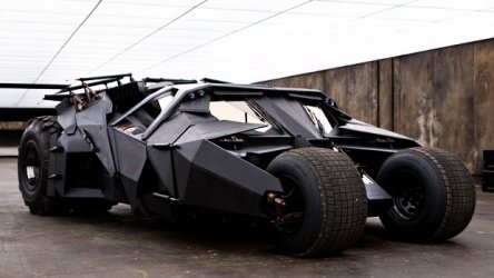 Бэтмобиль из «Темного рыцаря» продают за миллион долларов