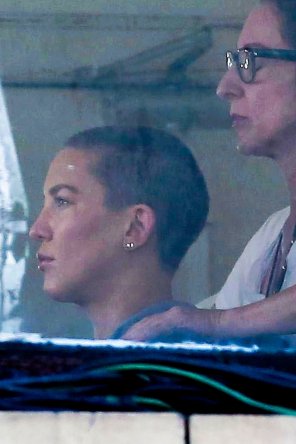 Кейт Хадсон побрила голову ради фильма певицы Sia